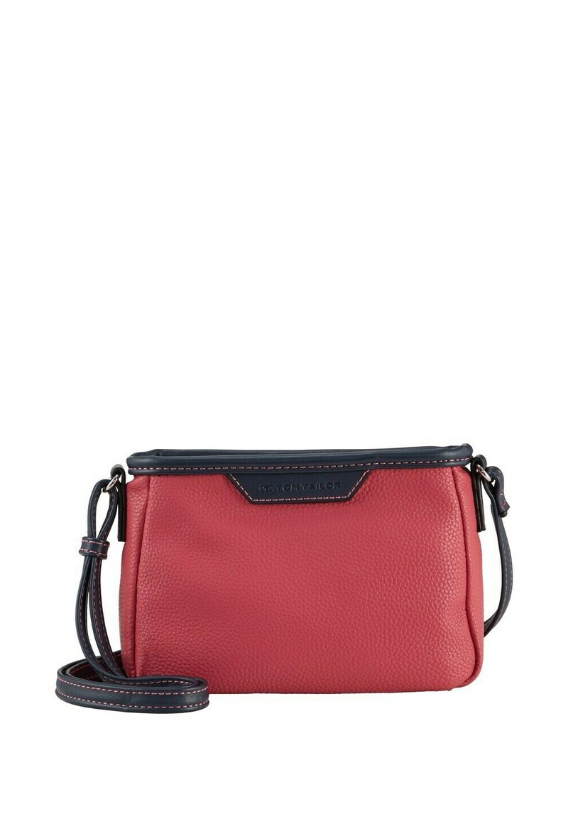Rote Leder-Crossbody-Tasche mit strukturiertem Finish, marineblauen Akzenten, verstellbarem Riemen und auffälligem Logo-Detail auf der Vorderseite.