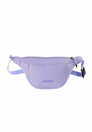 Sac banane lilas avec poche avant, fermeture éclair, sangle réglable et logo "NITRO" au centre avant.