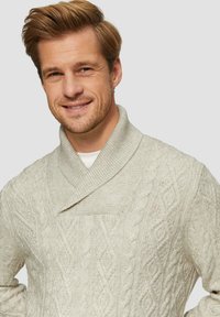 Hellgrauer Strickpullover mit Schalkragen, der strukturierte Zopfmuster und ein diagonales Design auf der Vorderseite aufweist.