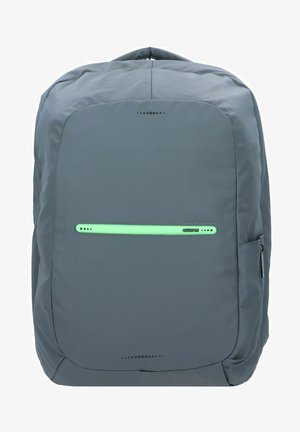 Sac à dos gris en tissu durable, présentant une texture lisse, une forme rectangulaire et une bande d'accent verte à travers le panneau avant.