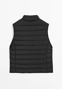 Gilet nero imbottito con motivo trapuntato orizzontale, collo alto e tasche laterali. Leggero, con texture liscia, senza chiusure visibili.