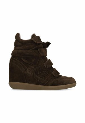 Donkerbruine suède wedge sneaker met drie klittenbandsluitingen en een rubberen zool, zijaanzicht op een witte achtergrond.
