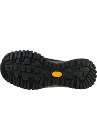 Svart gummisul med djupa spår för grepp, med en gul Vibram-logotyp. Den texturerade ytan ökar greppet; robust design för hållbarhet.