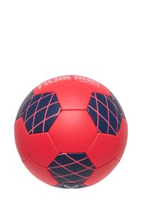 Röd och marinblå fotboll med en hexagonal design och en strukturerad yta, samt varumärkeslogotyp på ytan.