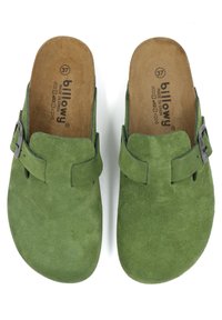 Sabots en daim vert avec une boucle, présentant une texture lisse et des semelles intérieures ergonomiques. Taille 37, étiquetés "flottants", fabriqués en Espagne.