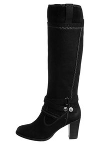 Bota negra hasta la rodilla con textura de ante, que presenta una correa curva con detalles metálicos, un tacón cuadrado y costuras blancas en contraste.