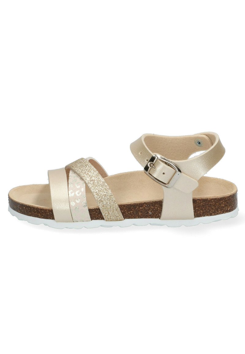 Sandalia beige con correas de acento metálico dorado, suela de corcho, hebilla ajustable y suela de goma blanca. Presenta un acabado texturizado.