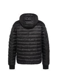 Chaqueta acolchada negra con capucha, presenta un patrón de costura horizontal, puños elásticos, textura ligera y un acabado liso y brillante.