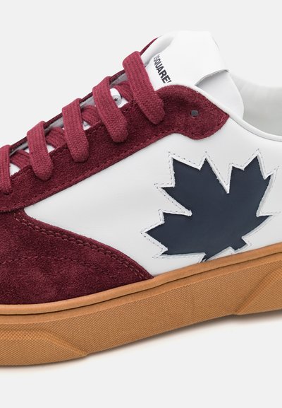Zapatillas de ante burdeos y cuero blanco que presentan un logo de hoja azul marino, suela de goma texturizada y cordones en contraste.