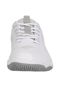 Valkoiset sneakerit, joissa on sileä nahkainen päällinen, verkkokankaiset yksityiskohdat, harmaat nauhat ja kuviollinen kumipohja. Ominaisuuksiin kuuluu pehmustettu kieli ja logoyksityiskohta.