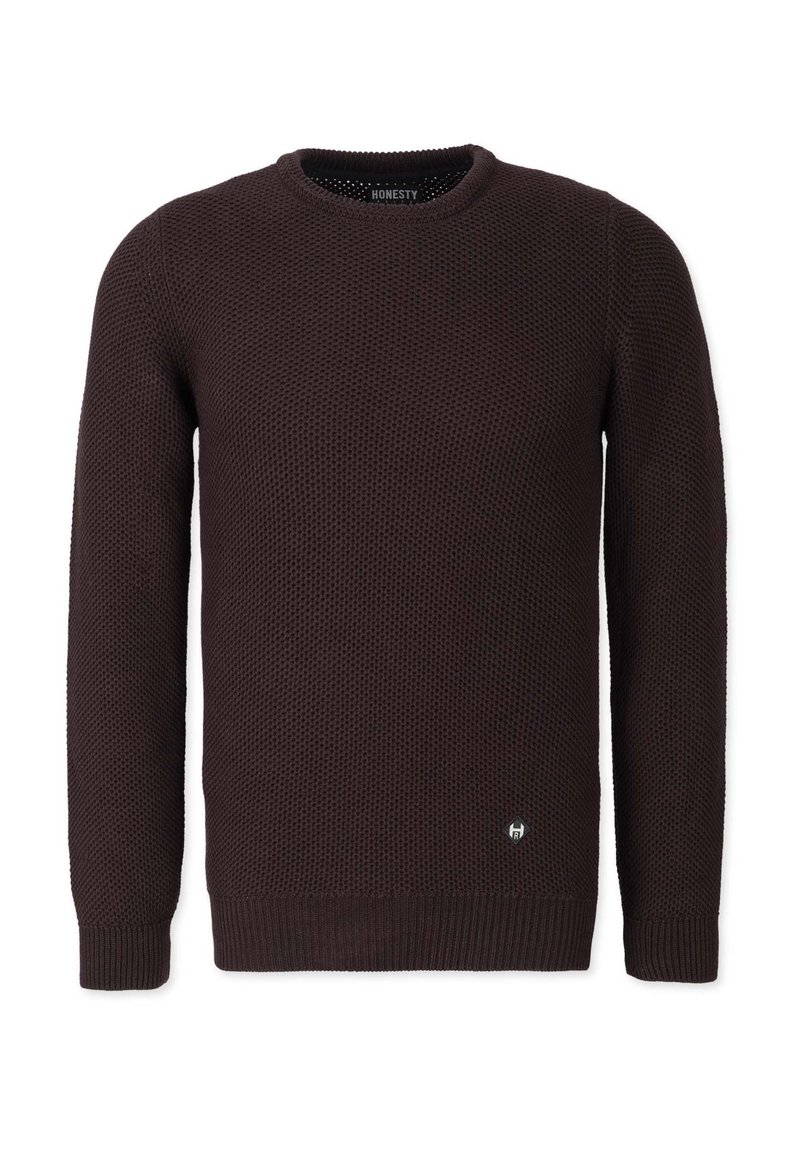Dunkelbrauner gestrickter Pullover mit strukturiertem Muster, Rundhalsausschnitt und gerippten Bündchen. Am unteren linken Rand befindet sich ein kleines Logo.