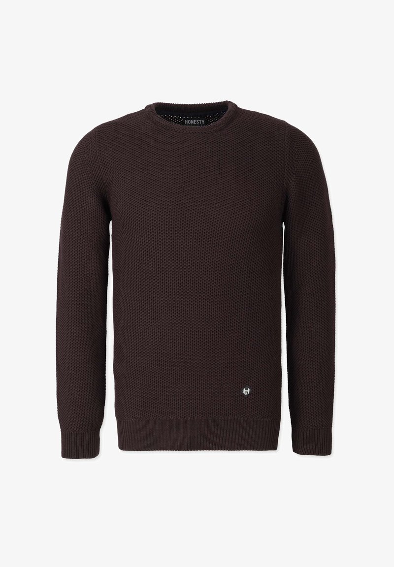 Dunkelbrauner gestrickter Pullover mit strukturiertem Muster, Rundhalsausschnitt und gerippten Bündchen. Am unteren linken Rand befindet sich ein kleines Logo.