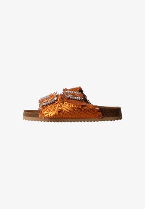 Orange geflochtener Slide-Sandal mit zwei fransigen Riemen, verziert mit silbernen Perlen und einer Korkfußbettsohle auf einer hellbraunen Sohle.
