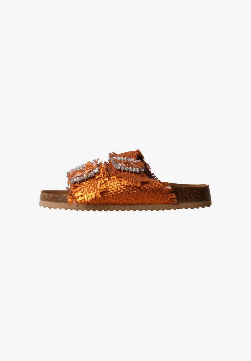 Sandale mule tissée orange avec deux brides à franges décorées de perles argentées et une semelle intérieure en liège sur une semelle marron clair.