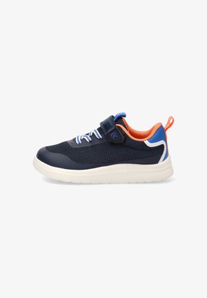 Zapatilla deportiva azul marino con suela blanca, interior naranja, lengüeta trasera azul, tira de velcro y cordones blancos y azules, vista lateral sobre fondo blanco.