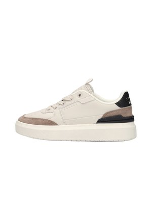 Laagmodel sneaker in beige met suède accenten, zwarte hielstrook en dikke witte zool, zijaanzicht.