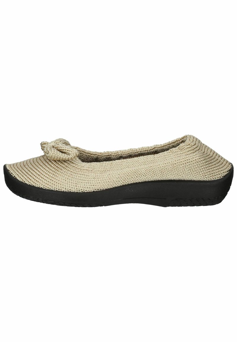 Ballet flat in tessuto intrecciato beige con punta arrotondata, suola in gomma nera e un nodo decorativo sul davanti. Texture liscia in tutto il prodotto.