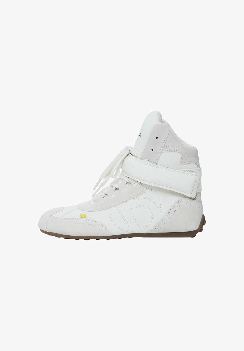 Bílá vysoká bota vyrobená z kůže a semiše, s designem na šněrování, kotníkovým páskem a texturovanou gumovou podrážkou s jemně hnědým akcentem.