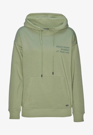 Olivgrüner Kapuzenpullover mit einer Fronttasche, Kordelzügen und dem bedruckten Text "GENIEßE JEDEN MOMENT DEINES LEBENS" in kontrastierender Farbe.