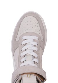 Hellgraue Sneaker mit Obermaterial aus Wildleder und Leder, weißen Schnürsenkeln, perforierten Details und einem Klettverschluss. Gummisohle mit einem dezenten Design.