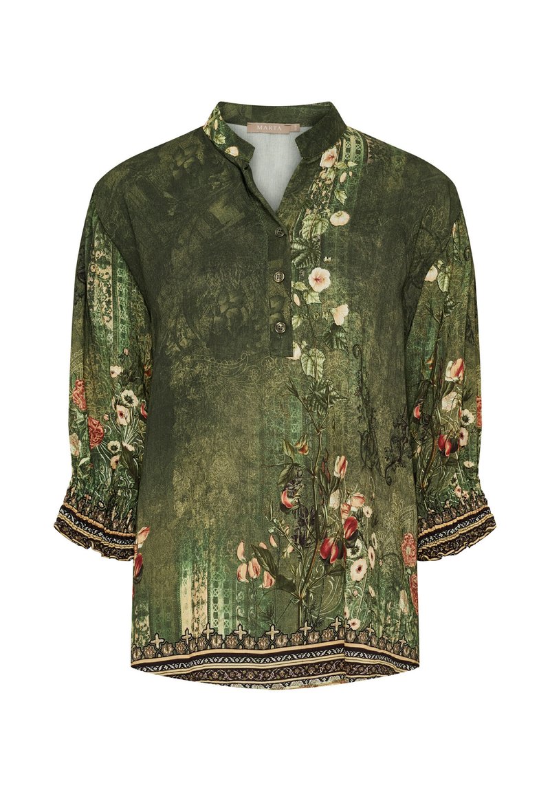 Grøn blomsterbluse med knapperet henley-udskæring, trekvartærmer og sammensnørede manchetter. Har intrikate blomster mønstre og sort kant.