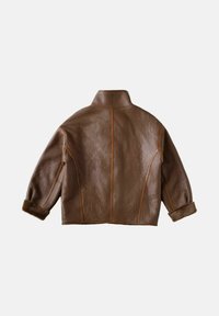 Brun læderjakke med høj krave, der har en tekstureret finish og pelsforede manchetter. Indeholder synlige syningsdetaljer.