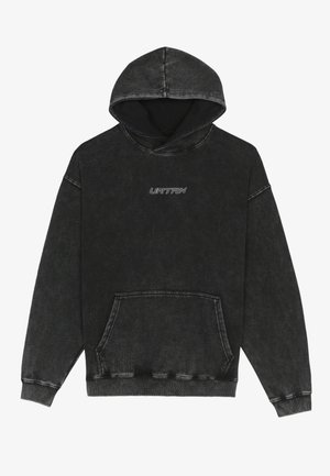 Zwarte hoodie met een zachte, gedragen textuur. Voorzien van een voorvak, geribbelde manchetten en een capuchon met trekkoord. "URTRN" logo in wit op de borst.