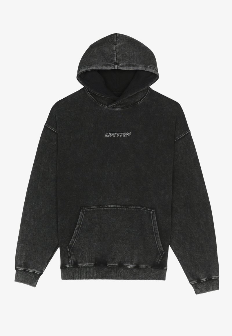 Sweat à capuche noir avec une texture douce et usée. Comprend une poche avant, des poignets côtelés et une capuche avec cordon de serrage. Logo "URTRN" en blanc sur la poitrine.