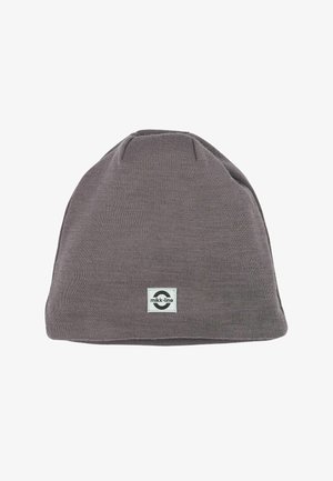 Bonnet en tricot gris avec un ajustement snug, présentant une petite étiquette blanche cousue à l'avant. Design simple et texture lisse.