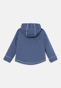 Blaue wasserdichte Jacke mit Kordelzugkapuze, langen Ärmeln und reflektierenden Akzenten entlang der Bündchen und des Saums. Glatte Stofftextur.