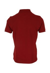 Chemise polo rouge à manches courtes et col classique. Tissu en coton lisse, design épuré, sans motifs ni accents visibles.