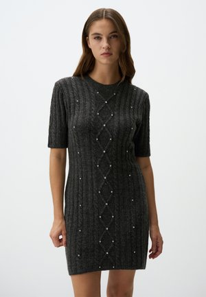 Robe courte grise à côtes avec des manches courtes, ornée d'un motif en losange enrichi de petites perles, fabriquée dans un tissu texturé et doux.