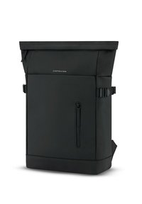 Mochila negra de tipo roll-top hecha de tela duradera, con correas laterales ajustables, un bolsillo frontal con cremallera y un diseño minimalista.