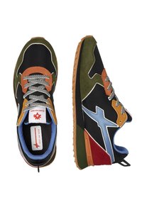 Tenisky s kombinovaným materiálem a černými, zelenými, oranžovými a modrými akcenty, texturovaným svrškem a gumovou podrážkou.