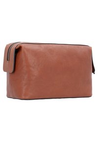 Neceser de cuero marrón con forma rectangular, textura suave y cierre de cremallera en la parte superior. Presenta un lado redondeado y una base plana.