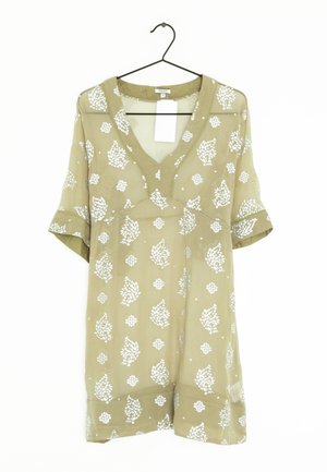 Robe marron clair col en V avec motifs floraux blancs, manches courtes, suspendue sur un cintre noir avec une étiquette blanche au dos du col.