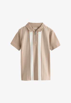 Polo beige de manga corta con cremallera frontal y franjas verticales blancas y beige, con un cuello suave.