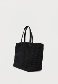 Μαύρη υφαντή τσάντα ώμου με δύο μακριές λαβές, με υφή και δομημένο σχήμα, κατάλληλη για διάφορες ανάγκες μεταφοράς.