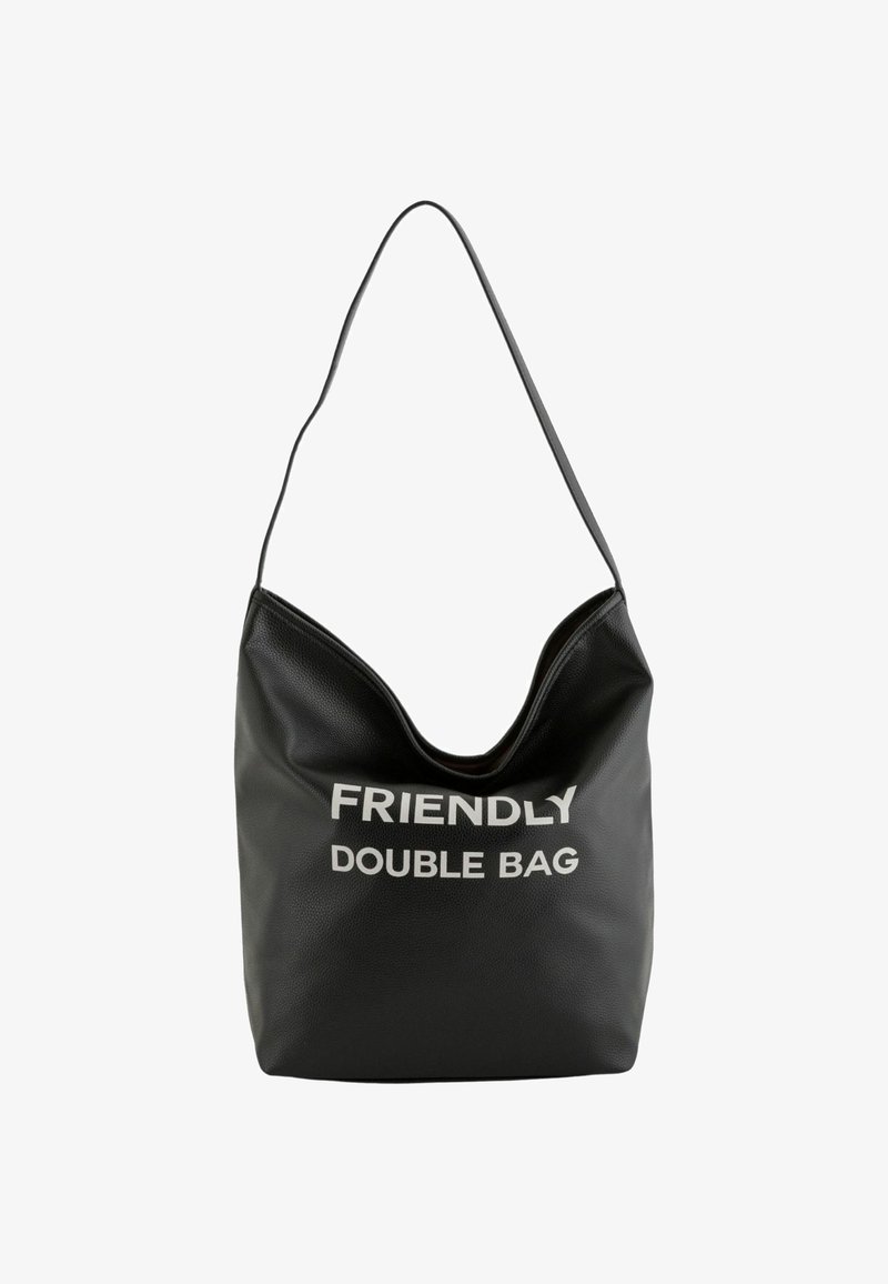 Czarna skórzana torba na ramię o teksturowanej powierzchni, z białym napisem "FRIENDLY DOUBLE BAG". Krzywoliniowy kształt i pojedynczy pasek.