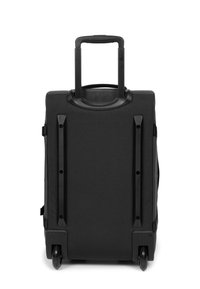 Zwarte koffer op wielen met een uitschuifbare handgreep, duurzaam materiaal en een eenvoudig ontwerp. Voorzien van zijkanten en rollende wielen voor mobiliteit.