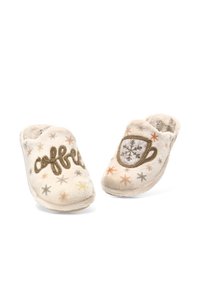 Zapatillas de pelo sintético en color crema con la palabra "coffee" bordada en marrón. Presentan patrones de copos de nieve en colores pastel en la superficie.