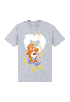 Camiseta de algodón gris con un oso de dibujo animado sobre una patineta, rodeado de nubes en espiral y estrellas amarillas, con un corazón rojo en su pecho.