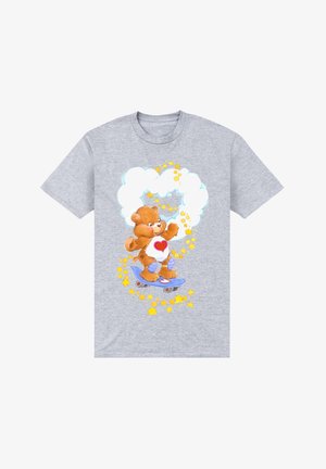 T-shirt grigia in cotone con un orso cartone animato su uno skateboard, circondato da nuvole vorticoshe e stelle gialle, con un cuore rosso sul petto.