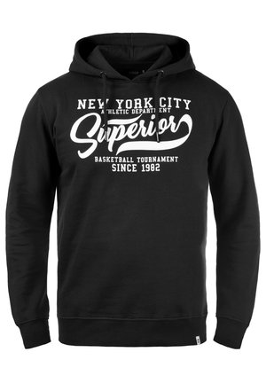 Sort hættebluse med hvid tekst: "New York City Athletic Department Superior Basketball Tournament Siden 1982."