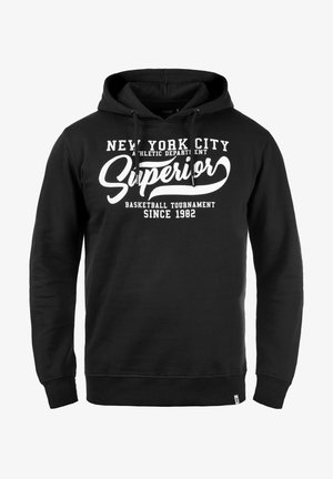 Svart hettegenser med hvit tekst: "New York City Athletic Department Superior Basketball Tournament Siden 1982."