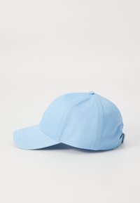 Világoskék baseball sapka ívelt karimával, sima anyagból készült, varrott mintával és hátsó állítható pánttal.