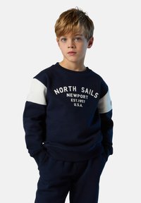 Marineblauer Sweatshirt mit weißen Schulterakzenten. Mit "NORTH SAILS" Druck, Rundhalsausschnitt, gerippten Bündchen und weicher Textur.