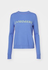 Blauer Kaschmirpullover mit langen Ärmeln, geripptem Saum und Rundhalsausschnitt. Mit dem Schriftzug "CASHMERE" in hellgrüner Schrift auf der Brust.