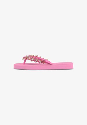 Sandalia de chancla rosa con suela acolchada y tiras decoradas con adornos de piedras rosas y transparentes sobre un fondo blanco.