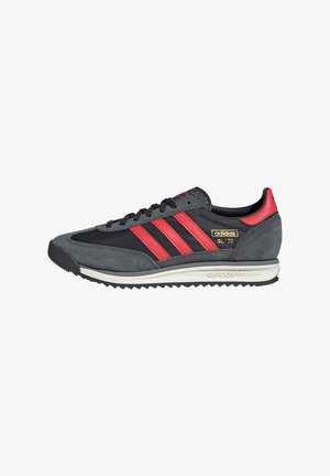Baskets Adidas SL 72 en gris foncé et noir avec des bandes rouges et un accent rouge au talon, semelle intermédiaire blanche et semelle extérieure noire.